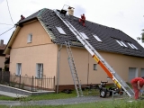 Střecha na klíč – kompletní realizace od nařezání krovu, výroby střešních tašek až po pokládku s instalací klempířiny a hromosvodu